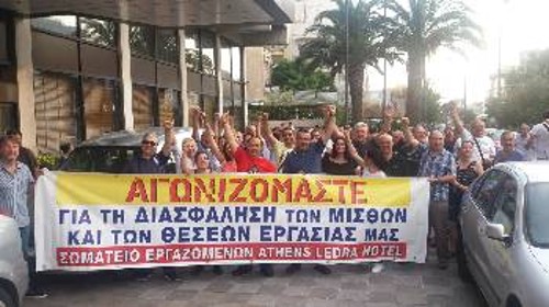 Οι εργαζόμενοι έστειλαν μήνυμα αγωνιστικής συνέχειας με τη Γενική τους Συνέλευση, χτες, έξω από το ξενοδοχείο