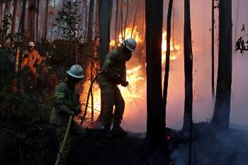 Οι πυροσβέστες στην Πορτογαλία δίνουν μάχη με την τεράστια πυρκαγιά