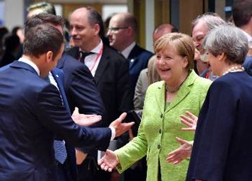 Μακρόν και Μέρκελ στην πρόσφατη Σύνοδο της ΕΕ στις Βρυξέλλες έχουν συμφωνήσει να εντείνουν τη συνεργασία, χωρίς αυτό να αναιρεί τον σφοδρό ανταγωνισμό