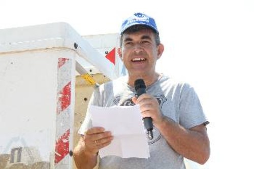 Ο Θ. Παπαστεφανόπουλος, πρόεδρος των εργαζομένων του εργοστασίου «Frigoglass»