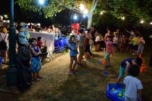 Ελληνόπουλα και μεταναστόπουλα παίζουν στον παιδότοπο