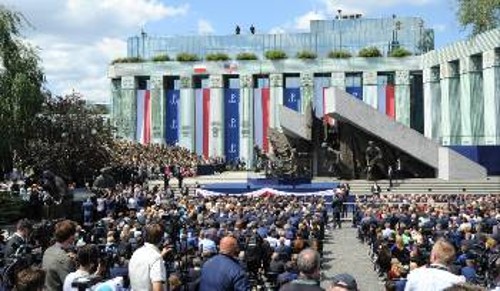 Ο Τραμπ μίλησε στην πλατεία Κρασίνσκι της Βαρσοβίας, μπροστά από αλεξίσφαιρο τζάμι, στο μνημείο που συμβολίζει την εξέγερση της πόλης κατά των ναζί