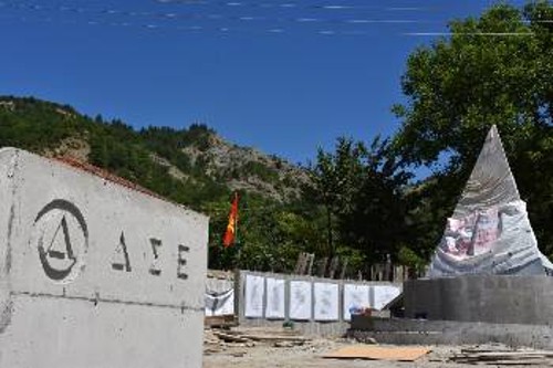 Λεπτομέρεια από το χώρο του Μνημείου γύρω από το οποίο θα αναρτηθούν τα ονόματα των νεκρών μαχητών με βάση το χωριό προέλευσής τους