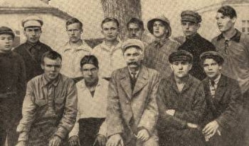 Ο Μ. Γκόρκι (καθιστός στη μέση) και ο Α. Σ. Μακάρενκο (όρθιος δεύτερος από αριστερά) με νέους της «αποικίας Γκόρκι»