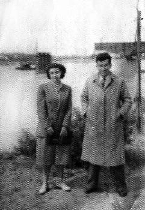 Η Ευανθία Αγγουράκη με τον Νίκο Μπελογιάννη (η φωτογραφία από το αρχείο της συντρόφισσας δόθηκε στην εφημερίδα από την κόρη της Σμαράγδα)