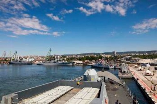 Η βρετανική ναυαρχίδα της SNMG2 δένει στο λιμάνι της Βάρνας
