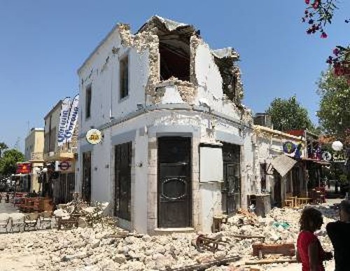 Φωτ. από τις καταστροφές στην Κω. Το 80% των κτιρίων στην Ελλάδα κατασκευάστηκαν πριν τεθεί σε εφαρμογή ο σύγχρονος αντισεισμικός κανονισμός