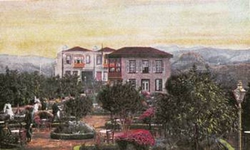 Το κέντρο διασκέδασης του Αθανασούλα στο Κοκάργιαλι της Σμύρνης. Από καρτ-ποστάλ της περιόδου 1900-1910