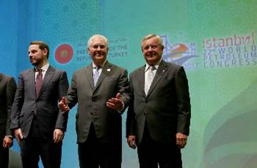 Στο 22ο Παγκόσμιο Συνέδριο Πετρελαίου στην Τουρκία, ο Αμερικανός ΥΠΕΞ Ρ. Τίλερσον τιμήθηκε για την προσφορά του στον κλάδο (ως βασικό στέλεχος του κολοσσού της «Exxon Mobil»)