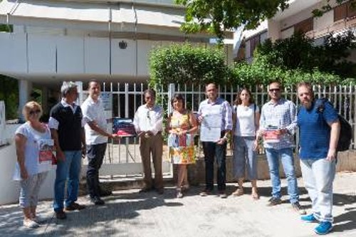 Αντιπροσωπεία συνδικαλιστών στην πρεσβεία της Κούβας στην Αθήνα (αυτή την περίοδο το διπλωματικό προσωπικό είναι σε διακοπές)
