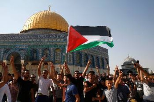 Δεν γίνονται μόνο προσευχές έξω από το τέμενος Αλ Ακσα, αλλά και κινητοποιήσεις κατά της ισραηλινής κατοχής, που ενίοτε «χρωματίζονται» με τις παλαιστινιακές σημαίες...