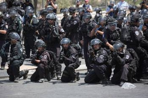 Ισραηλινοί αστυνομικοί σε θέση μάχης σε μπλόκο μπροστά από την παλιά πόλη της Ιερουσαλήμ