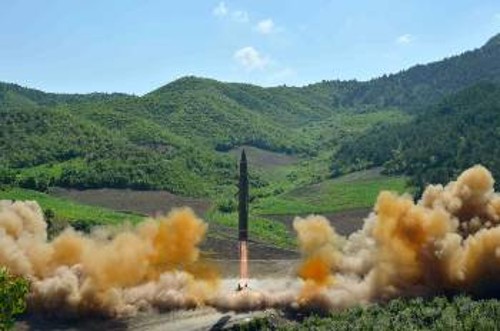 Από πρόσφατη βαλλιστική δοκιμή βορειοκορεατικού διηπειρωτικού πυραύλου Hwasong-14