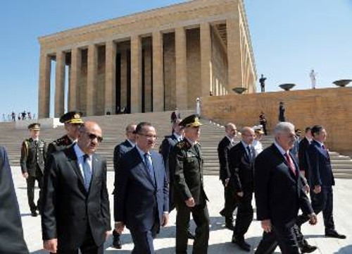 Ο πρωθυπουργός της Τουρκίας και μέλη του Ανώτατου Στρατιωτικού Συμβουλίου προσέρχονται για τη χτεσινή συνεδρίαση στην Αγκυρα