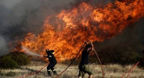 Ακόμα και τη ζωή τους ρισκάρουν οι πυροσβέστες για να σβήσουν τις φωτιές