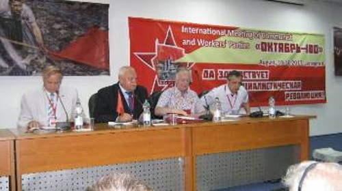 Το προεδρείο της Συνάντησης. Δεύτερος από αριστερά ο Α' Γραμματέας της ΚΕ του Κομμουνιστικού Εργατικού Κόμματος Ρωσίας, Βίκτορ Τιούλκιν