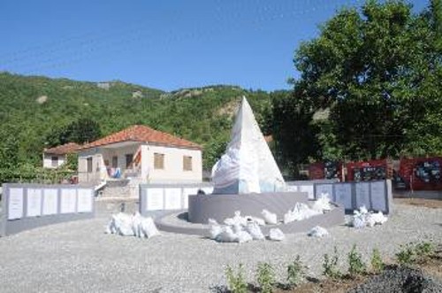 Αποψη του χώρου όπου θα λειτουργεί το Μουσείο για τον ΔΣΕ στο χωριό Θεοτόκος. Διακρίνεται το Μνημείο με τα ονόματα των νεκρών μαχητών του ΔΣΕ που κατάγονται από τα χωριά της περιοχής και το Μουσείο