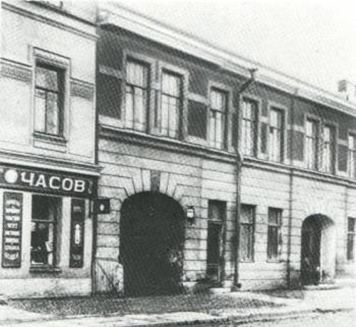 Κτίριο στη Λεωφόρο Μεγάλη Σαμσόνιεφσκι στην Πετρούπολη (σήμερα δεν υπάρχει πια). Στο κτίριο αυτό, στα τέλη του Ιούλη του 1917, άρχισε το 6ο Συνέδριο του Κόμματος, που χάραξε τη γραμμή για την ένοπλη εξέγερση