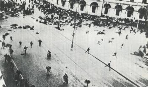 Στιγμιότυπο από τους πυροβολισμούς των διαδηλωτών στη γωνία των λεωφόρων Νιέφσκι και Λιτέινι στην Πετρούπολη, στις 4 του Ιούλη 1917