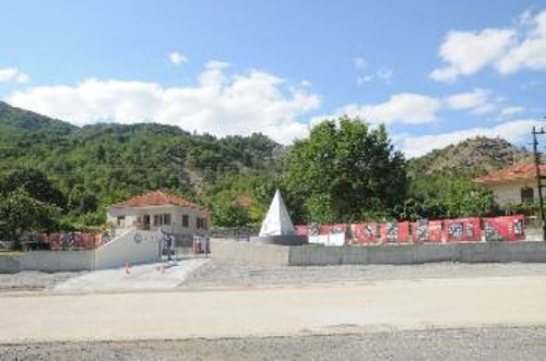 Tο Μουσείο και το Μνημείο στο κέντρο του χωριού Θεοτόκος