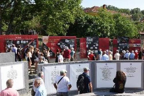 Το ενδιαφέρον των επισκεπτών τραβούσαν τόσο οι πλάκες με τα ονόματα των νεκρών που έδωσαν τα Μαστοροχώρια στον αγώνα του ΔΣΕ, όσο και η έκθεση για τη συνολική δράση του ΔΣΕ