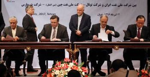 Αρχές Ιούλη, ο επικεφαλής της «Total» (2ος από δεξιά στη φωτ.), Π. Πουγιανέ, υπέγραψε για την ανάπτυξη μεγάλου έργου στο Ιράν