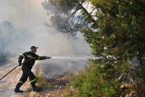 Μάχη με τις φλόγες δίνουν οι πυροσβέστες τις τελευταίες μέρες στη Ζάκυνθο (φωτ.) αλλά η κυβέρνηση φρόντισε να αποδυναμώσει τις πυροσβεστικές υπηρεσίες προς χάριν της «Fraport»