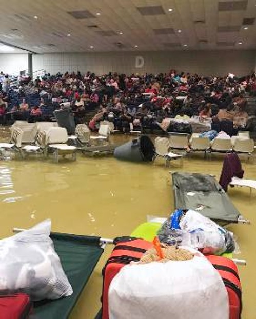 Η απελπισία χτύπησε «κόκκινο» για εκατοντάδες κατοίκους του λιμανιού Πορτ Αρθουρ του Τέξας που είχαν αναζητήσει καταφύγιο στο Πολιτιστικό Κέντρο της πόλης...