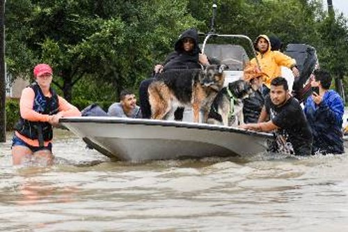 Με κάθε μέσο εξακολουθούν να εγκαταλείπουν τα πλημμυρισμένα τους σπίτια οι κάτοικοι του Χιούστον