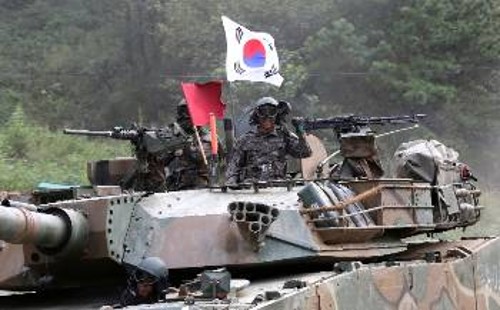 Η Νότια Κορέα προχώρησε χτες σε νέες ασκήσεις, ετοιμάζοντας κι άλλες μαζί με τις ΗΠΑ