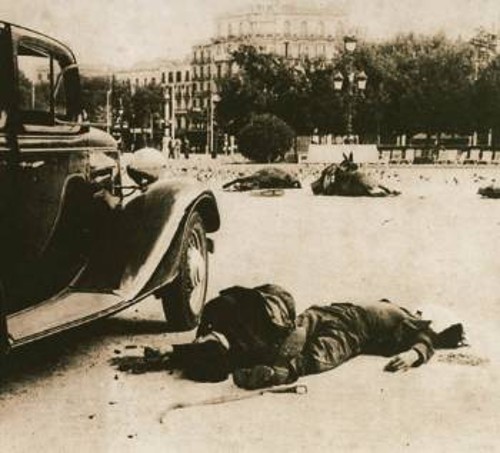 Αιματοβαμμένες μέρες του Αυγούστου 1936 στη Βαρκελώνη. Οι νεκροί παραμένουν άταφοι μέχρι να τους αναγνωρίσουν οι συγγενείς τους...