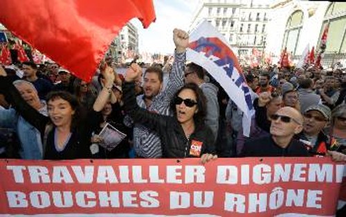 Από διαδήλωση Γάλλων εργαζομένων στη Μασσαλία ενάντια στην αντεργατική μεταρρύθμιση Μακρόν, που ενισχύει τις ελαστικές μορφές απασχόλησης