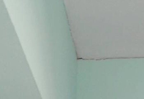 Σχολικές αίθουσες προκάτ και ρωγμές σε τοίχους που στάζουν όταν βρέχει
