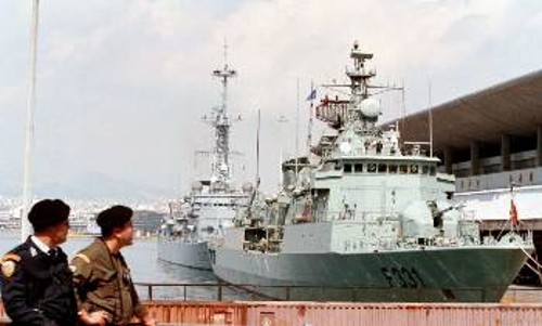 ΝΑΤΟϊκά πλοία γκυροβολημένα στο λιμάνι του Πειραιά την περίοδο των βομβαρδισμών στη Γιουγκοσλαβία