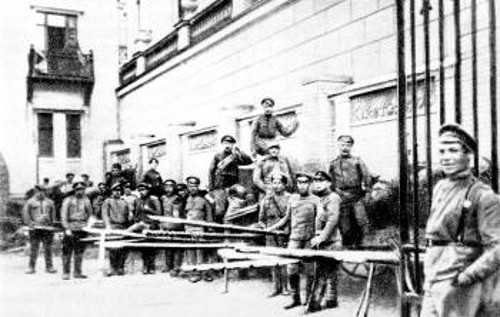 Τμήματα της κυβέρνησης Κερένσκι καταλαμβάνουν το κτίριο όπου βρίσκονταν τα κεντρικά καθοδηγητικά όργανα των μπολσεβίκων