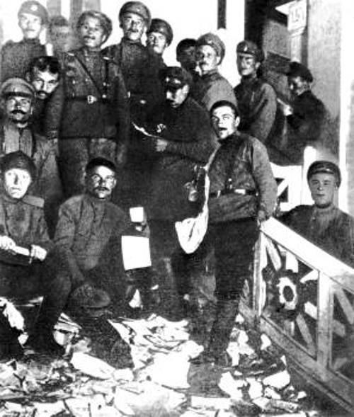 Η διάλυση της Σύνταξης της μπολσεβίκικης εφηµερίδας «Σολντάτσκαγια Πράβντα» από τους ευέλπιδες.