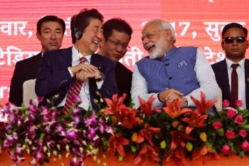 Από την επίσκεψη του Ιάπωνα πρωθυπουργού, Σίνζο Αμπε (αριστερά) στην Ινδία τον Σεπτέμβρη του 2017. Εδώ μαζί με τον Ινδό πρωθυπουργό, Ναρέντρα Μόντι