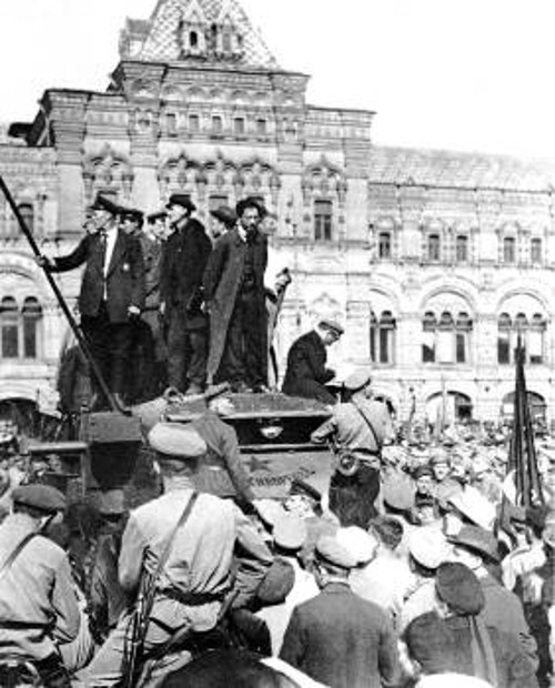 Οι μπολσεβίκοι κινητοποιούν την Κόκκινη Φρουρά και αντιμετωπίζουν το πραξικόπημα του Κορνίλοφ