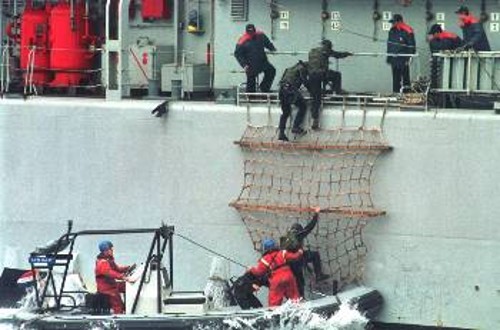 Ασκηση νηοψίας από ΝΑΤΟικά πλοία στο Σαρωνικό κόλπο