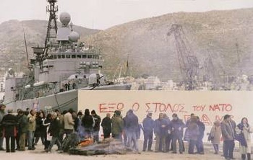 «ΟΧΙ στον πόλεμο κατά του Ιράκ», «Εξω ο στόλος του ΝΑΤΟ», διαδήλωναν το 2003 τα μέλη του ΠΑΜΕ, μπροστά στα αραγμένα ΝΑΤΟικά πλοία στον Πειραιά