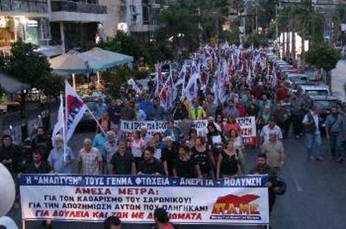 Από τη διαδήλωση στους δρόμους του Πειραιά