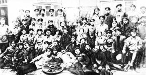 Οι εργάτες που πήραν ενεργό μέρος στην απεργία των οδηγών των τραμ στην πόλη Πιατιγκόρσκ στο Βόρειο Καύκασο, το Σεπτέμβρη του 1917