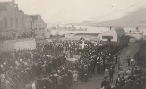 Η κηδεία των νεκρών της Ηλεκτρικής στον περίβολο του εργοστασίου, στις 16 Οκτώβρη του 1944