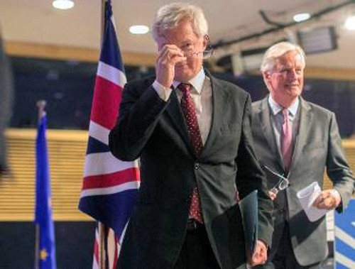 Τα χαμόγελα των Μισέλ Μπαρνιέ (μπροστά) και Ντέιβιντ Ντέιβις (πίσω) δεν μπορούν να κρύψουν τις δυσκολίες στις διαπραγματεύσεις για το Brexit