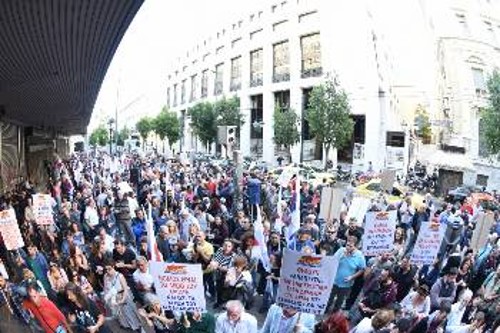 Συνδικάτα, εργαζόμενοι και συνδικαλιστές «πολιόρκησαν» το υπουργείο Εργασίας