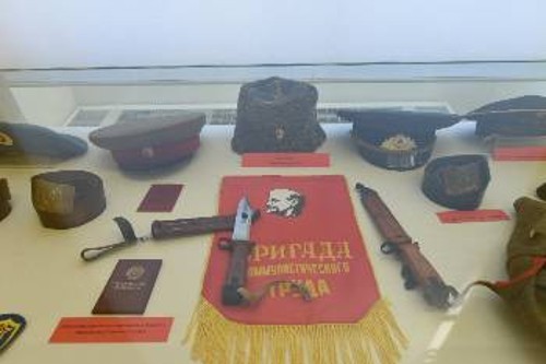 Από την προθήκη με αντικείμενα Σοβιετικών στρατιωτών