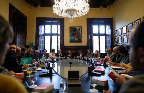 Τα διαβούλια και οι αποφάσεις των αστών πολιτικών στην Καταλονία και την Ισπανία έχουν στόχο να εγκλωβίσουν λαϊκές δυνάμεις κάτω από ξένες σημαίες