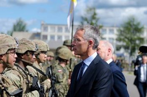 Ο γγ του ΝΑΤΟ «επιθεωρεί» μία από τις «μάχιμες ομάδες» («Battlegroups») στην Πολωνία