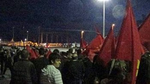 Παρά τις προσπάθειες από τις δυνάμεις του Λιμενικού και της Αστυνομίας να σταματήσουν την πορεία, μέλη και φίλοι του ΚΚΕ μπήκαν στο λιμάνι
