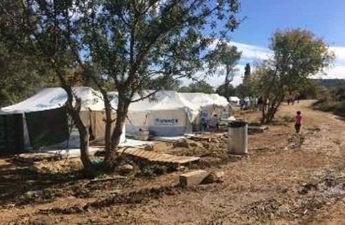 Ιδιαίτερα δύσκολες είναι οι συνθήκες κάτω από τις οποίες ζουν πρόσφυγες και μετανάστες στη Χίο